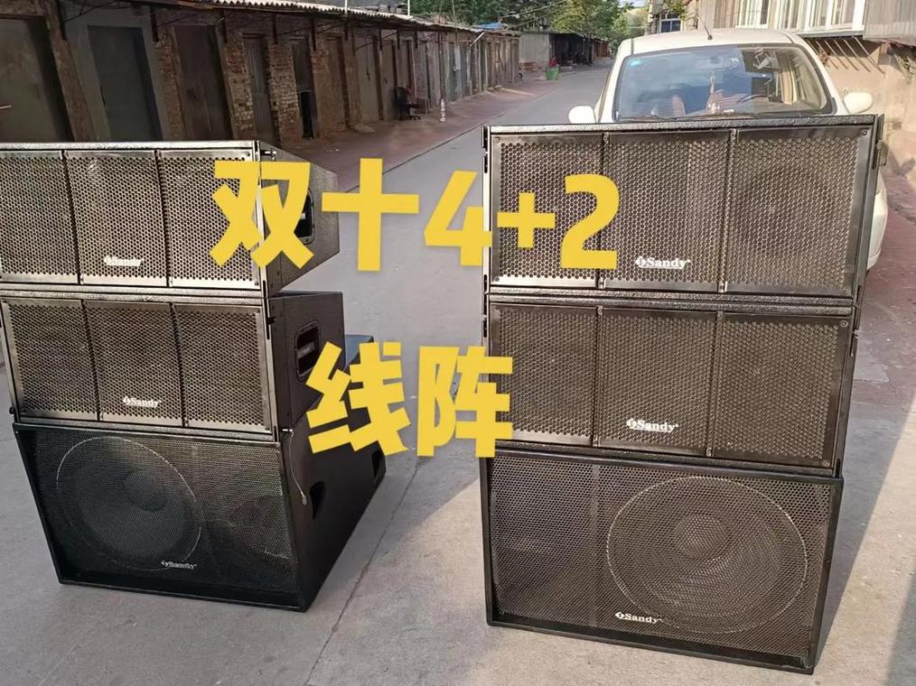 为音响系统配备了全套的附件和设备,包括用于装载音箱的航空箱,便于
